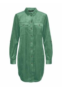 Abito camicia in corduroy verde con chiusura a bottoni frontale, due tasche sul petto e maniche lunghe con polsini abbottonati; texture a coste.