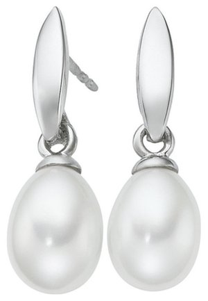 Weiße Perlenohrringe mit silbernem Beschlag. Runde Perlen haben eine glatte, glänzende Oberfläche und sind an verlängerten Silberpfosten befestigt.