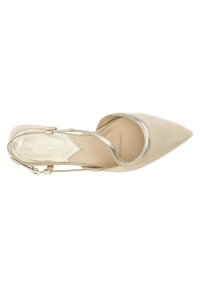 Zapato de ante beige tipo slingback con punta afilada, acentos metálicos, detalles troquelados y correa ajustable. Forro interior suave.