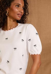 Love & Roses SCALLOP BOW EMBROIDERED  - Apdrukāts T-krekls - ivory black