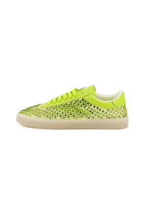 Sneaker basse in verde neon con lacci abbinati, decorata con borchie verdi e suola traslucida bianco sporco.