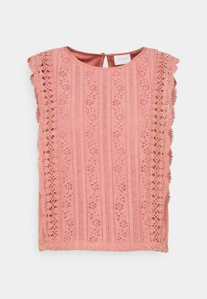 Haut sans manches en dentelle rose avec des motifs floraux et une bordure en dentelle crochetée sur les côtés, présentant un col rond et une fermeture à boutons au dos.