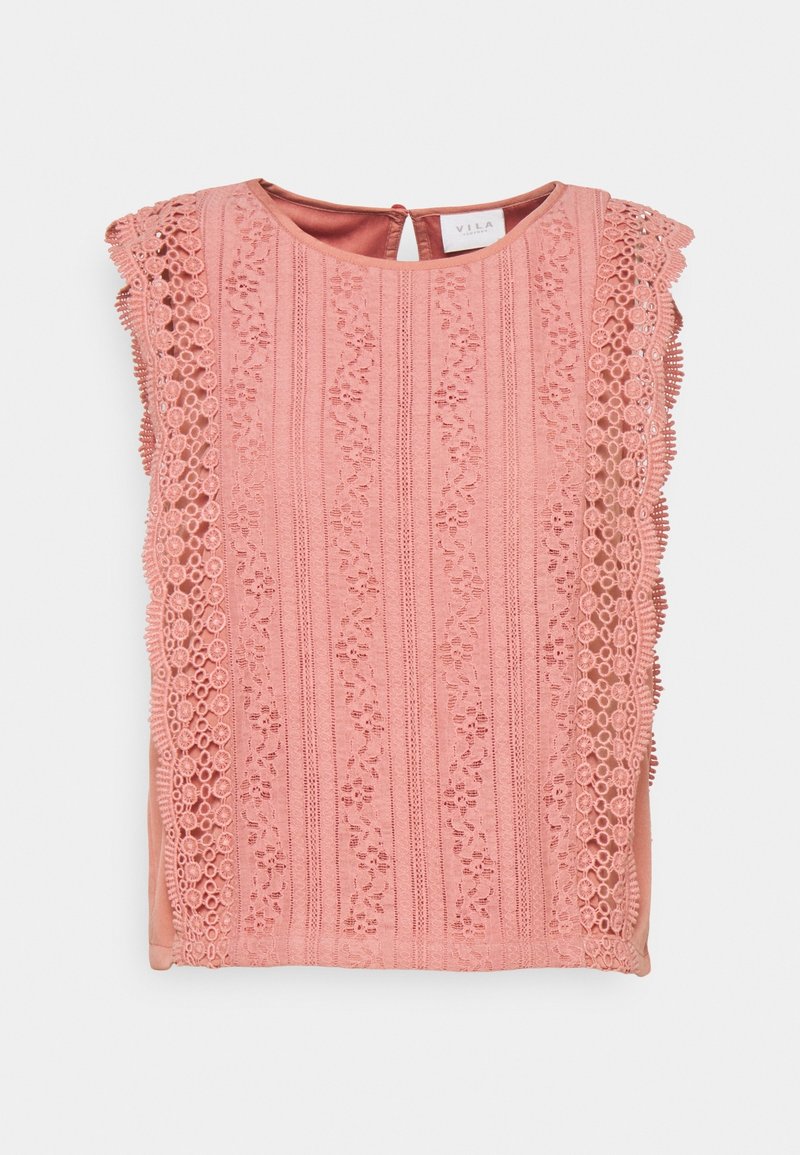 Haut sans manches en dentelle rose avec des motifs floraux et une bordure en dentelle crochetée sur les côtés, présentant un col rond et une fermeture à boutons au dos.