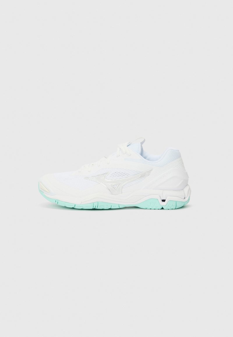 Weiße Sportschuh mit Obermaterial aus Netzgewebe und silbernen Akzenten. Verfügt über eine gepolsterte Sohle mit einer hellmintgrünen Laufsohle. Modernes Design und Texturdetails.