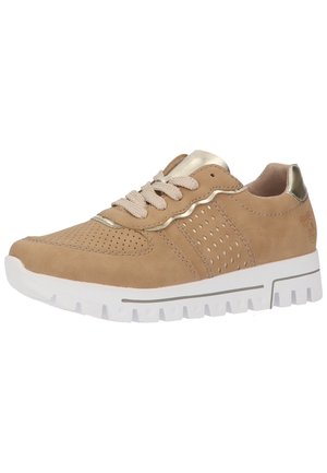 Baskets en daim beige avec un design perforé, des accents métalliques et une semelle texturée. Dispose de lacets plats et d'un intérieur rembourré pour le confort.