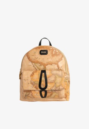 Zaino con stampa mappa vintage del mondo, tasca frontale assicurata con cinturino in pelle nera e maniglia superiore. Nome del marchio "TILASIE" sulla toppa frontale.