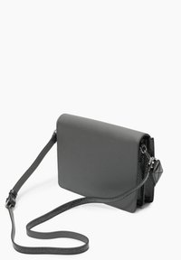 Zwarte leren schoudertas met verstelbare schouderriem en getextureerde zijpanelen op een witte achtergrond.