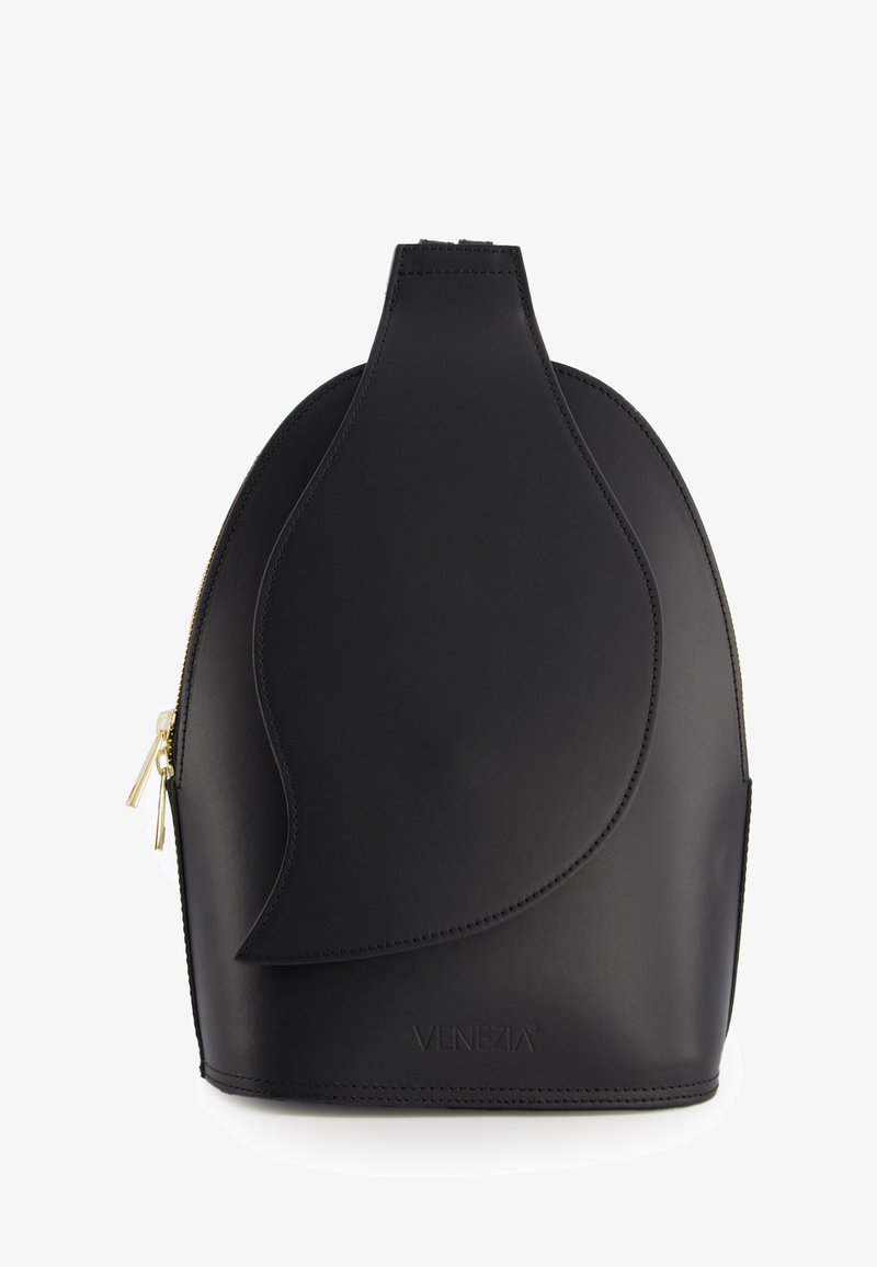 Sac à dos en cuir noir avec une forme arrondie, un rabat incurvé et des accents de fermeture éclair dorés. Présente un marquage en relief à la base.