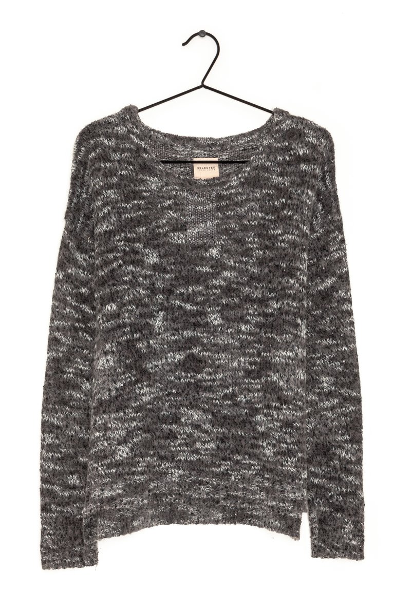 Maglione grigio lavorato a maglia con una vestibilità ampia, caratterizzato da un tessuto morbido e testurizzato e un collo rotondo, appeso a un gancio in metallo nero.