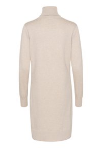Ljust beige stickad polokragsklänning med långa ärmar, rippad krage och manschetter, samt en rak siluett som slutar vid mitten av låret. Mjuk textur.