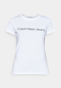 Witte katoenen t-shirt met korte mouwen, een ronde hals, en "Calvin Klein Jeans" in het zwart gedrukt op de voorkant.