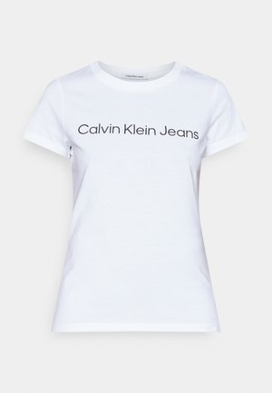Witte katoenen t-shirt met korte mouwen, een ronde hals, en "Calvin Klein Jeans" in het zwart gedrukt op de voorkant.