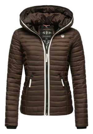 Bruine gewatteerde jacket met capuchon, ritssluiting aan de voorkant en contrasterende witte rits. Bevat twee zijzakken en geribbelde manchetten. Logo op de borst.