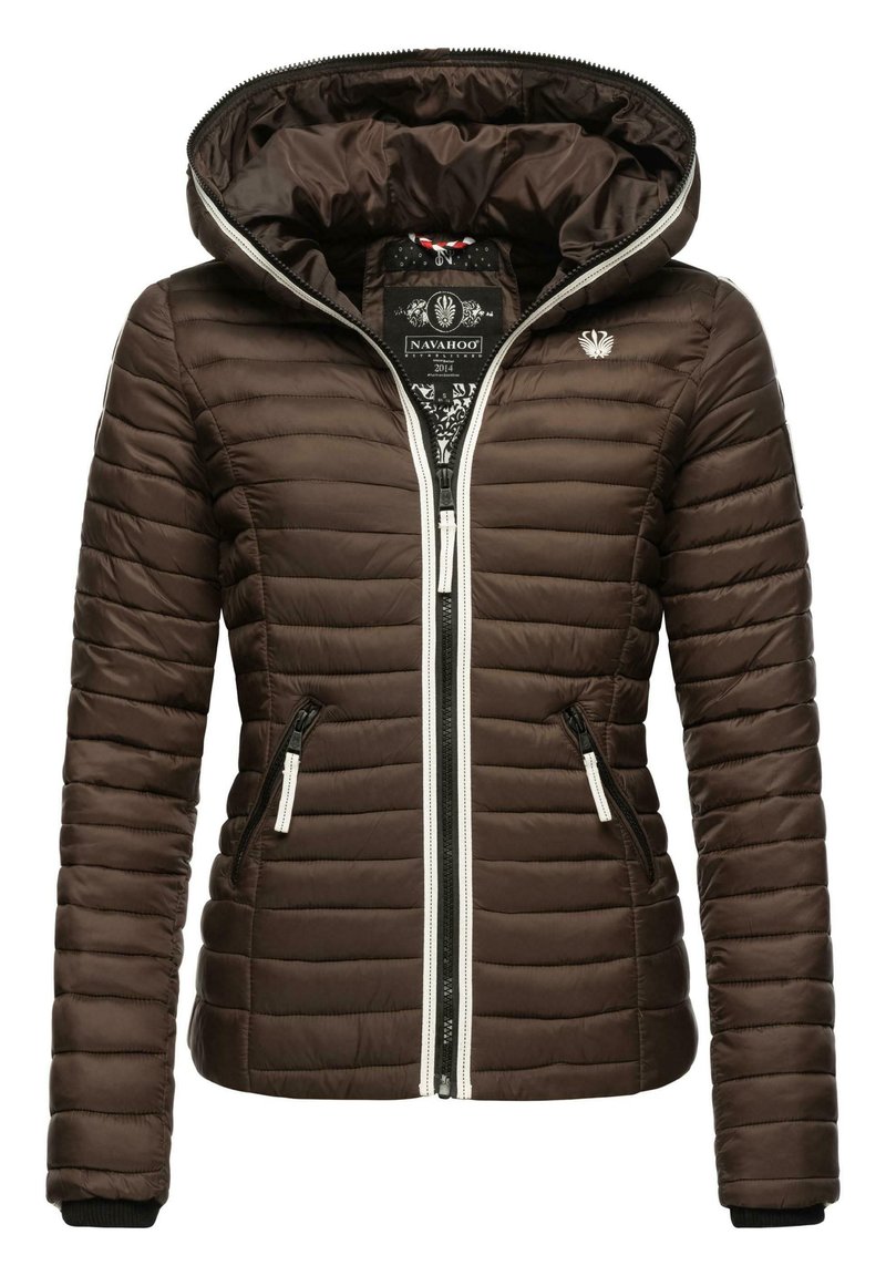 Veste matelassée marron avec capuche, fermeture éclair à l'avant et zip blanc contrastant. Comprend deux poches latérales et des poignets côtelés. Logo sur la poitrine.