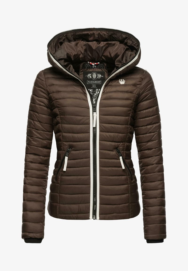 Veste matelassée marron avec capuche, fermeture éclair à l'avant et zip blanc contrastant. Comprend deux poches latérales et des poignets côtelés. Logo sur la poitrine.