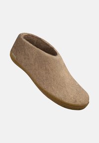 Bruna filttofflor med rund tå och låg häl. Har en texturerad yta och gummisula för hållbarhet. Enkel, minimalistisk design.