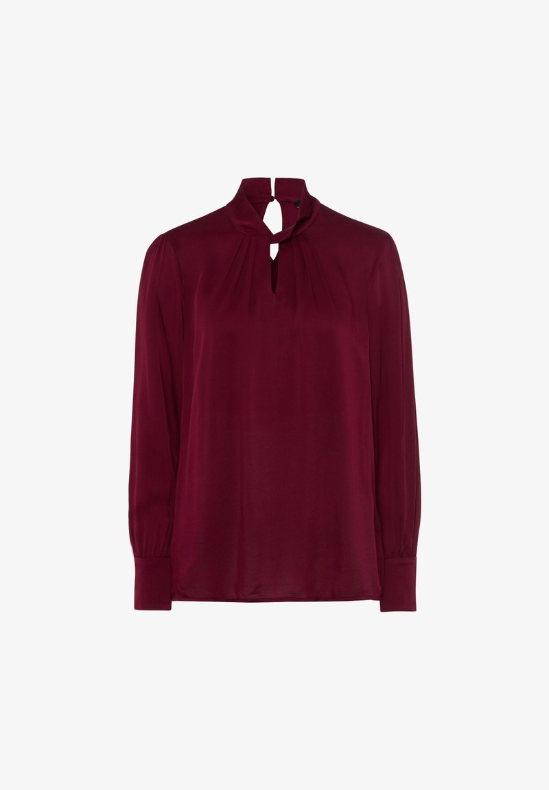 Blouse bordeaux à manches longues avec col montant, encolure en forme de goutte, devant plissé, poignets boutonnés et petite boucle de fermeture au niveau du cou.