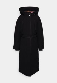 Svart lång kappa med huva, som har bälte i midjan, framknappar och dragkedjefickor på sidorna. Strukturerad tyg med en slät yta.