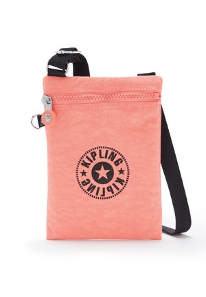 Kleine rechthoekige koraalkleurige crossbodytas met verstelbare zwarte band, ritssluiting en een ronde zwarte logo met een ster in het midden.