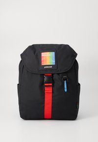 Schwarzer Ripstop-Rucksack mit strukturierter Form, rotem Riemen, oberem Klappdeckel und einer Frontfläche mit einem mehrfarbigen Logo. Blauer Zipper-Akzent.