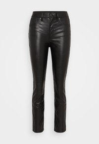 Pantaloni din piele neagră cu un design slim fit. Prezintă un fermoar la bragu, închidere cu buton, stil cu cinci buzunare și o textură netedă, lucioasă.