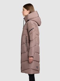 Cappotto imbottito lungo marrone chiaro con colletto alto e cappuccio. Presenta un motivo trapuntato diagonale, cerniere laterali e una toppa con logo vicino all'orlo.