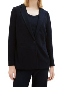 Námořnický texturovaný blazer s jedním knoflíkem, s klopy a dvěma předními kapsami, doplněný o odpovídající top pod ním.