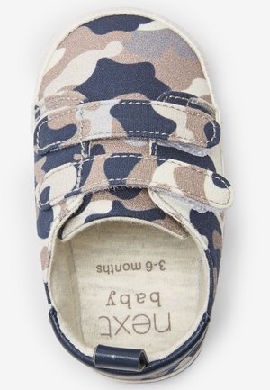 Chaussure bébé avec motif camouflage beige, marine et marron, deux bandes auto-agrippantes, conçue pour les 3 à 6 mois.