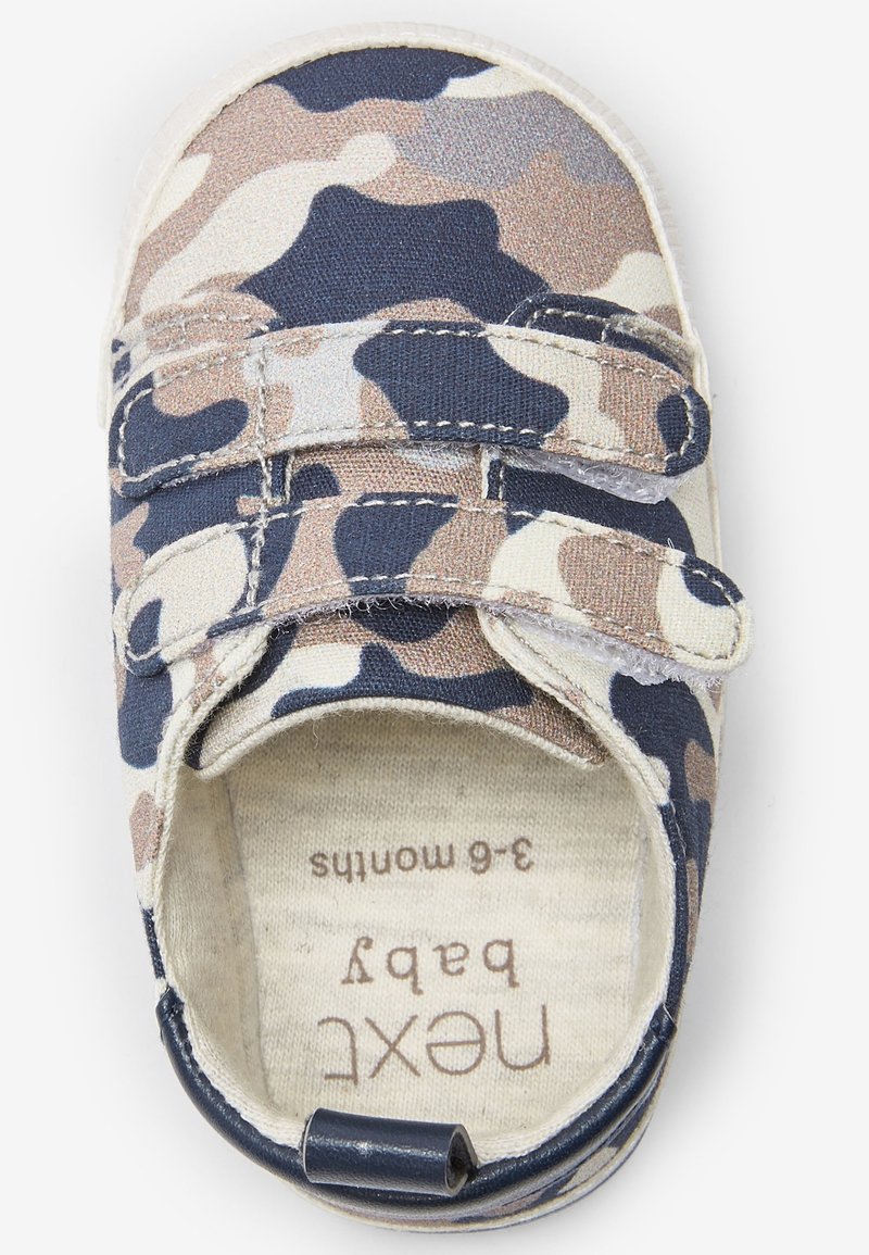 Chaussure bébé avec motif camouflage beige, marine et marron, deux bandes auto-agrippantes, conçue pour les 3 à 6 mois.
