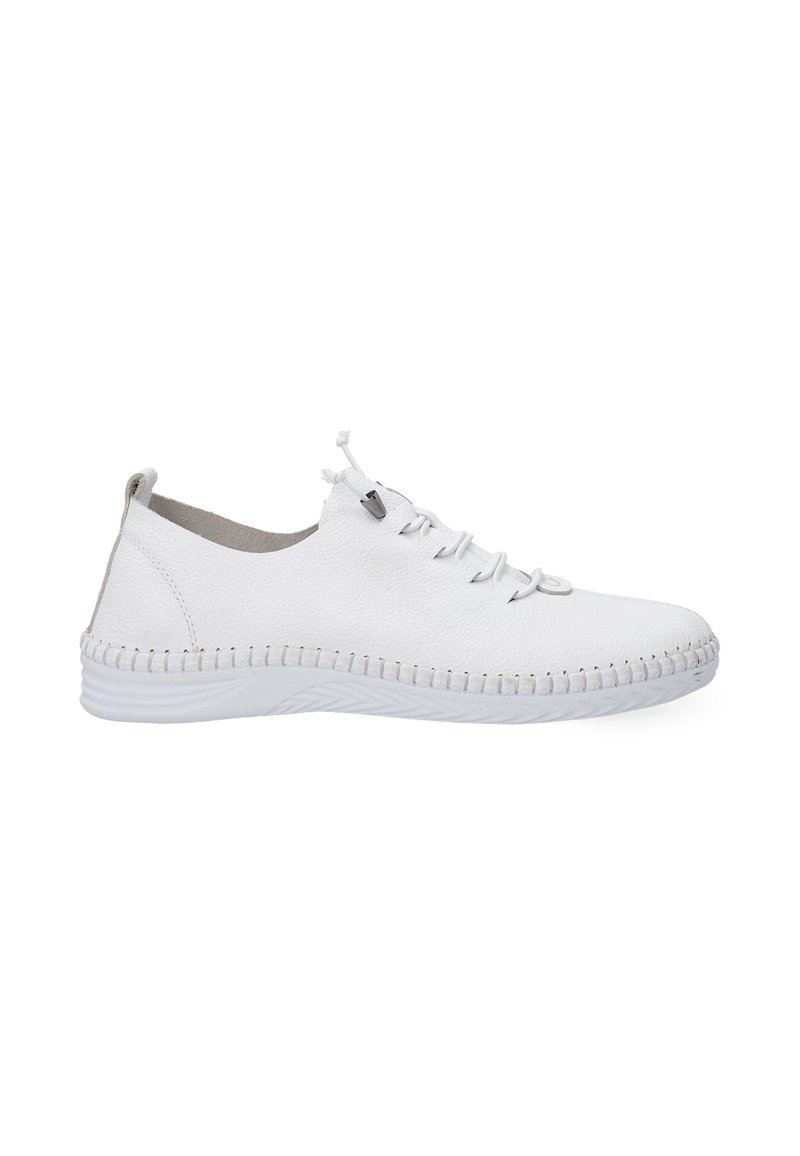 Białe skórzane sneakersy o fakturowanym wykończeniu, z wiązaniem z przodu i haftowaną podeszwą. Charakteryzują się szarym akcentem na pięcie. Płaski, lekki design.