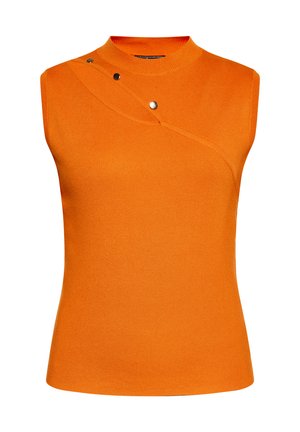 Oranžno brezrokavnik s visokim ovratnikom, rebrasto teksturo in diagonalno šivano linijo, ki jo poudarjajo trije okrasni gumbi na enem ramenu.