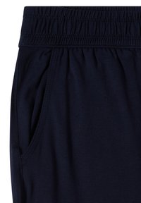 Pantalon bleu marine à taille élastique avec poche latérale et coutures visibles, confectionné en tissu doux.