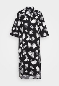 Czarna sukienka z wyrazistym białym wzorem w pędzlu, z krótkimi rękawami, z przodu zapinana na guziki, o długości do kolan, wykonana z lekkiego materiału.