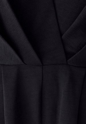 Must mustriga kangas, millel on sügava V-kaelusega volditud disain, näidates peeneid soonilisi mustreid ja sujuvaid voldid.