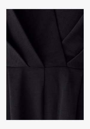 Schwarzer, strukturierteter Stoff mit einem tiefen V-Ausschnitt und einem gefältelten Design, das ein feines geripptes Muster und glatte Falten zeigt.