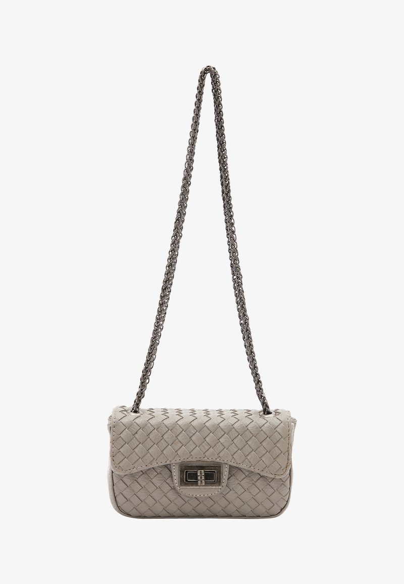 Szövött bőr válltáska világosszürke színben, fedélzáras, díszes lánctartóval és téglalap alakú záróelemmel.