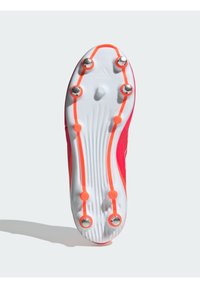 Suola di scarpini da calcio in rosa acceso e bianco, con sei tacchetti metallici e accenti arancioni. Texture scanalata per una migliore aderenza sul campo.