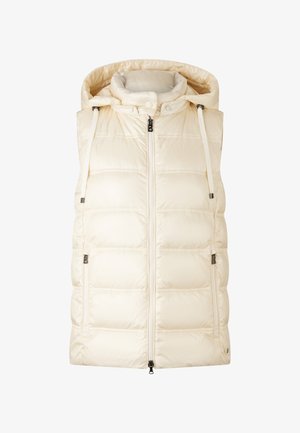 Isolierte cremefarbene Steppweste mit Kapuze, ausgestattet mit Reißverschlusstaschen vorne und einem silbernen Reißverschluss. Gepolstertes Design mit horizontalen Steppnähten.