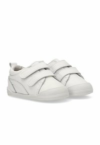 Zapatos de cuero blancos con dos correas de Velcro, suela de goma texturizada y sutiles acentos grises. Punta redondeada y diseño flexible.