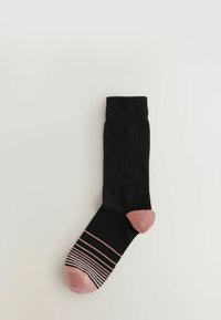 Sosete negre cu manseta rigata, varf roz si model cu dungi in zona varfului. Fabricate dintr-un material moale, concepute pentru confort si durabilitate.