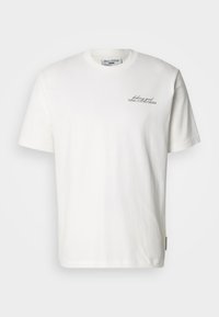 Tricou alb din bumbac cu mâneci scurte, având un mic logo imprimat cu text în verde închis pe partea stângă a pieptului. Gât rotund, croi lejer.