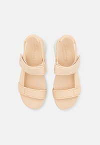 Sandali color pesca con due cinturini regolabili, soletta in schiuma yoga imbottita e suola testurizzata per una buona trazione. Design leggero.