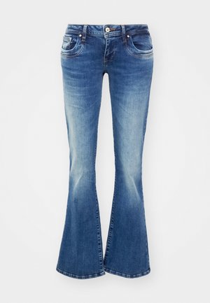 Blå denim jeans med utsvängda ben som har en medelhög midja, två framfickor och ljus blekning för en texturerad look.