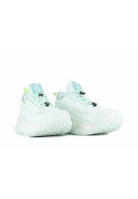 Des chaussures de sport bleu clair présentent un dessus texturé avec un design en maille, des lacets élastiques et une semelle en caoutchouc épaisse avec un profil de bande de roulement bas.