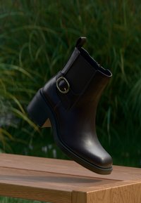 Επιλέχθηκε, brown