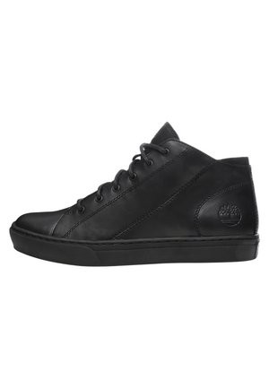Baskets montantes noires en cuir lisse. Les caractéristiques incluent un orteil arrondi, six œillets et un petit logo embossé sur le talon.