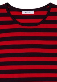 Chemise rayée horizontalement rouge et noire avec un col rond et une étiquette de marque "CECIL" à l'intérieur du col.