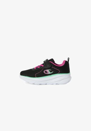 Sneaker per bambini nero e rosa con suola bianca, striscia verde accentuata, cinturino in velcro, lacci rosa e dettaglio logo laterale visibile.