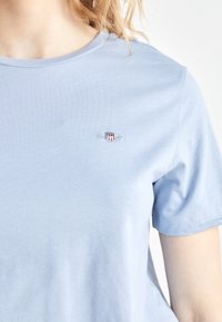 GANT SHIELD - Paprasti marškinėliai - dove blue