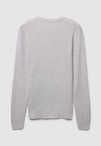 Hellgrauer gestrickter Pullover mit Rundhalsausschnitt und langen Ärmeln. Verfügt über ein strukturiertes Streifenmuster sowie gerippte Bündchen und Saum.
